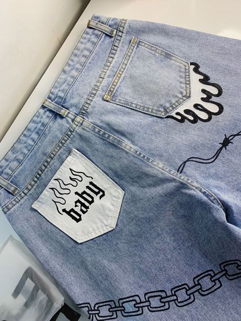 customização para rock in rio Custom Jeans Men, Jeans Customization, Painted Pants Idea, Custom Jeans Ideas, Diy Painted Jeans, Custom Painted Clothes, New Jeans Jeans, Jean Painting Ideas, Art On Pants