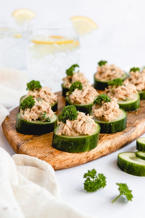 Tuna Cups, Cucumber Tuna, Light Foods, Summer Party Appetizers, Cucumber Cups, Spring Appetizers, Summer Dinner Party, Dinner Party Summer, Appetizer Ideas