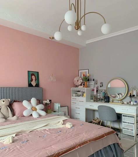 Meja Rias Aesthetic, Aesthetic Summer Room, Aesthetic Vintage Room Decor, Room Idea Aesthetic, Vintage Room Decor Ideas, Room Ideas Aesthetic Summer, Pink Dorm Room Decor, Girls Room Makeover, Luxury Room Design