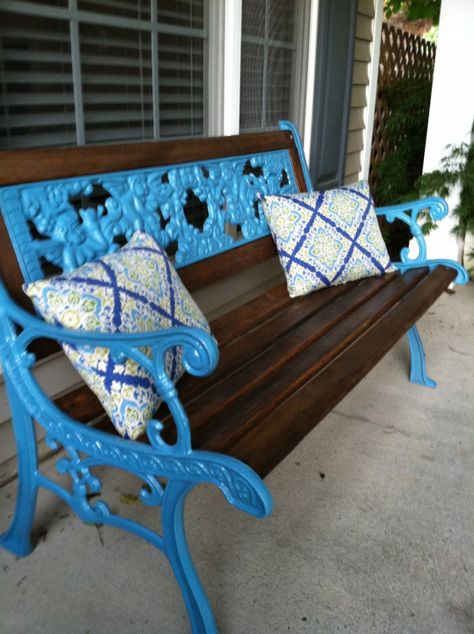 40 DIY Spray Paint Projects That Restore Old Items Painted Garden Furniture, Wrought Iron Bench, Spray Paint Projects, Bedroom Furniture Bench, Painted Benches, Diy Spray Paint, Iron Bench, Outside Furniture, Diy Bench