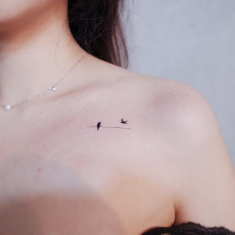 17 Insanely Cute And Tasteful Tattoos Tattoos For Women Small Meaningful, Small Shoulder Tattoos, Tasteful Tattoos, Small Meaningful Tattoos, Delicate Tattoo, Shoulder Tattoos For Women, Small Tattoo Designs, Hand Tattoo, Simplistic Tattoos