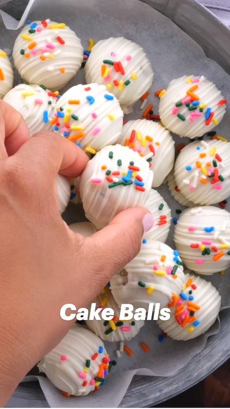 Things To Bake With Cake Mix Boxes, Easy Treat Ideas, How To Make Cake Balls, Cute Party Snacks, Sweet Ideas Desserts, Cake Pop Videos, Cake Mix Cake Pops, Easy Birthday Food Ideas, Cake Balls Recipe Easy