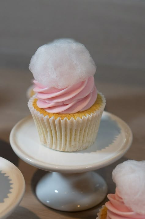 Cupcakes With Cotton Candy On Top, Cotton Candy Cloud Cake, Candy Floss Cake, Champagne Cotton Candy, Leftover Cupcakes, Chocolate Drip Cake Birthday, Cloud Food, Champagne Buttercream, Cotton Candy Cupcakes