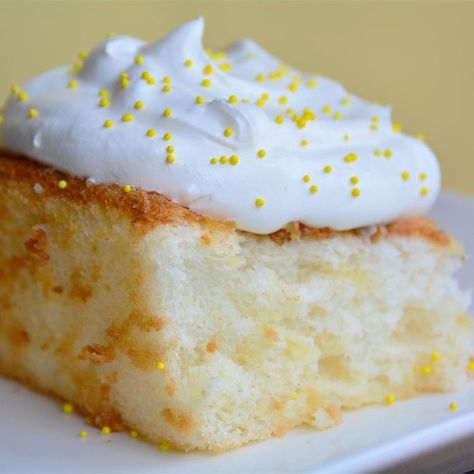 Pineapple Angel Food Cake Pineapple Angel Food Cake, Banana Chocolate Chip Cake, Pineapple Angel Food, Pineapple Recipe, Cakes To Make, Cake Cooking, Angel Food Cake Mix Recipes, Cake Mug, Sour Cream Coffee Cake