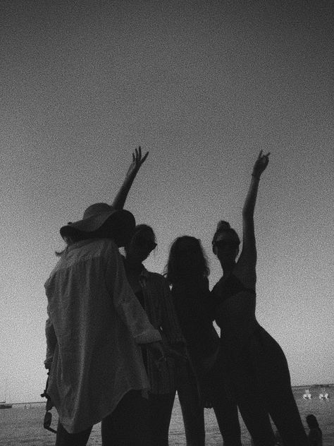 Photo inspo at the beach with friends black and white White Vision Board Aesthetic, Vision Board Wallpaper Black, Black And White Beach Photos, Photo Inspo With Friends, White Vision Board, Reel Cover Design, Vision Board Black, Friends At The Beach, Instagram Reel Cover