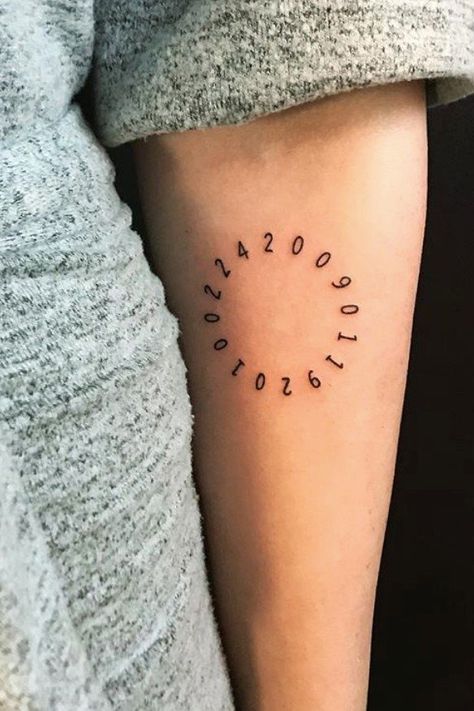 21 Number Tattoos That Honor Special Dates and Lucky Digits Coordinate Tattoos, Mad Tattoo, Dates Tattoo, Literary Tattoos Quotes, Date Tattoo Ideas, Date Tattoo, Font Tato, Image Drawing, Coordinates Tattoo