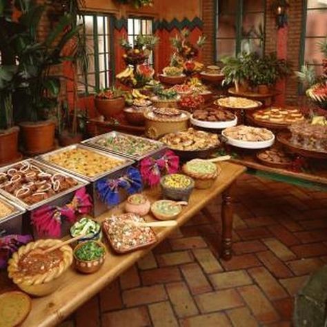 Jazz up your buffet table by adding colorful decorations and multiple layers of food. Mexican Food Buffet, Mexican Buffet, Large Group Meals, Cooking For A Crowd, Styling A Buffet, Cooking On A Budget, Buffet Food, Small Meals, Feeding A Crowd