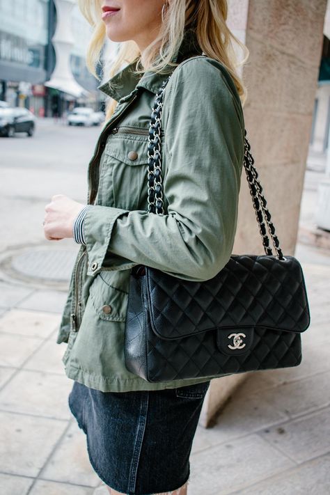 Chanel Jumbo Caviar, Utility Jacket Outfit, Chanel Jumbo Flap, Chanel Bag Classic, Chanel Classic Jumbo, Chanel Handbags Classic, Chanel Classic Flap Bag, Street Style Bags, Chanel Jumbo