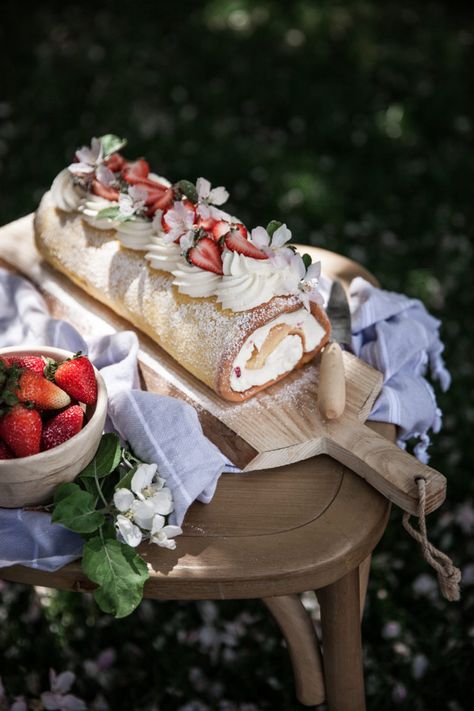 Strawberries Cake, Lemon Sponge Cake, Plating Food, Presentation Food, Lemon Sponge, Cake Rolls, Cake Roll Recipes, Mascarpone Cream, Dessert Easy