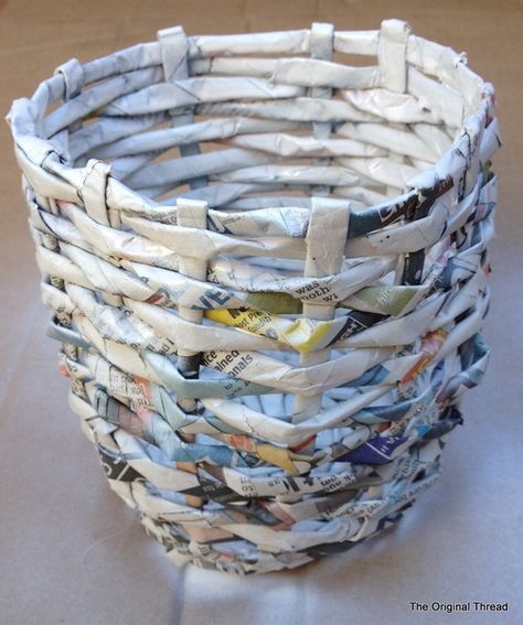 DIY Tutorial to create a paper woven basket from newspapers. A great recycling project that can easily be made with very little expense. Upcycling Design, Recycled Paper Crafts, Diy Newspaper, Recycle Newspaper, Diy Recycled Projects, Newspaper Basket, Magazine Crafts, Paper Weaving, Paper Bowls