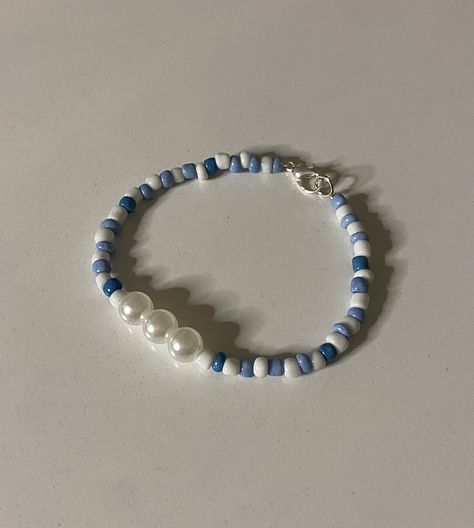 Pearl Bracelet Designs Ideas, Simple Beads Bracelets Ideas, Cute Blue Bracelet Ideas, Simple Beads Bracelet, Blue Bracelet Ideas, Aesthetic Beaded Bracelets, Bracelet Beads Ideas, Beachy Jewellery, Blue Pearl Bracelet