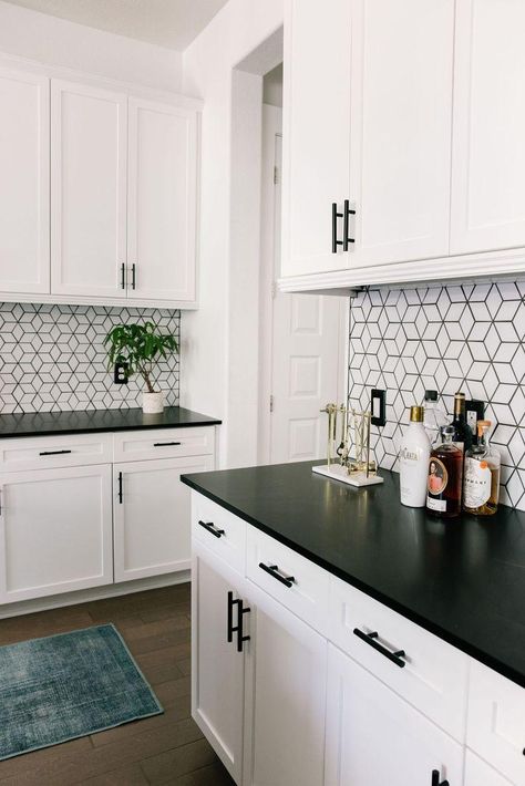 Top 33 Black and White Kitchen Backsplashes for Modern Homes Backsplash White Cabinets Black Granite, Kitchen Inspo Black Counter, Black Countertop White Backsplash, Black And White Kitchen Remodel, Kitchen Inspo Black And White, Black And White Cupboards, White And Black Tile Kitchen, White Kitchen Cabinets With Black Countertop, Black Kitchen Walls White Cabinets