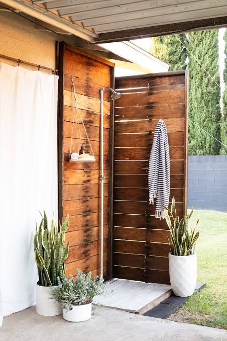 Outdoor Shower Inspiration, Outdoor Shower Ideas, Outside Showers, Outdoor Shower Enclosure, Outdoor Bathroom Design, Outdoor Toilet, Pool Shower, Outdoor Showers, Console Tv