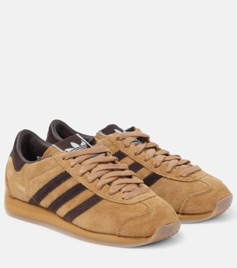 Brown Adidas Sneakers, 2025 Shoes, Suede Adidas, Adidas Suede, Brown Adidas, Work Pumps, Adidas Country, Yoga Kurse, New Trainers