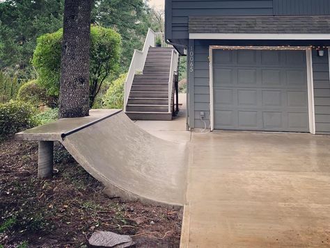 At Home Skate Park, Backyard Skatepark Ideas, Garden Skatepark, Diy Skatepark, Casa Casuarina, Backyard Skatepark, Skateboard Room, Skatepark Design, Mini Ramp