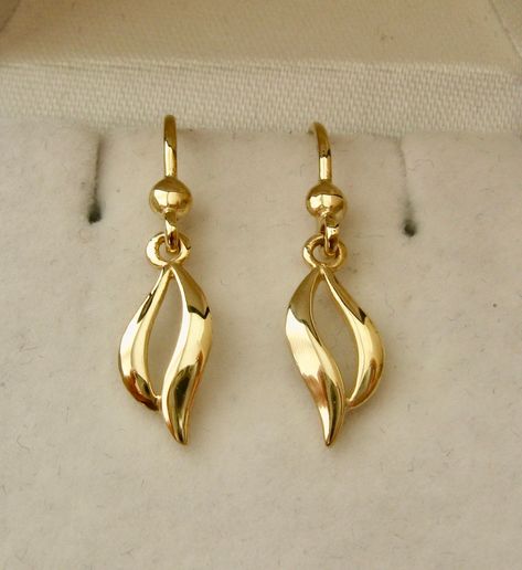 100% AUSTRALIAN MADE BRAND NEW GENUINE SOLID 9ct YELLOW GOLD  ELEGANT DESIGNER DANGLE EARRINGS Stunning, Beautifully Crafted with PRECISION and DETAIL  GENUINE SOLID GOLD   NOT FILLED   NOT PLATED  NOT HOLLOW HALLMARKED (Stamped) 9ct   Earring Width : 6 mm (widest point) Earring Length : 14 mm (not including hook)  20 mm (including hook) Earrings Weight : 1.75 grams approx. Our QUALITY is GUARANTEED. Buy with confidence. If you are not satisfied for any reason you can return it for a full refund Eyerings Gold Design Latest, Peacock Design Earrings In Gold, Gold Earing Designs Unique, Earings Design Gold New Model, Gold Earing Design New, Elegant Gold Earrings, Gold Earrings Design, Gold Earing, Small Earrings Gold