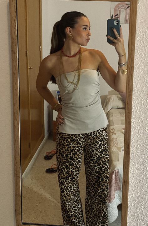 Leopardo, pantalones zara, pantalón leopardo, jeans leopardo, outfit fiesta, outfit leopardo 🐆 Outfit Fiesta, Fiesta Outfit, Street Style Outfit, Style Outfits, Animal Print, Ootd, Zara, Street Style, Fashion Outfits