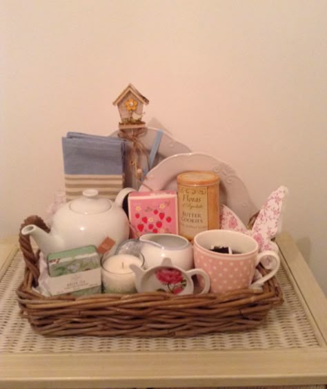 Cottage Core Gift Basket, Cottagecore Gift Basket, Tea Party Gift Ideas, Tea Gift Basket Ideas, Gift Basket Aesthetic, Aesthetic Gift Basket, Tea Basket, Gift Inspo, Tea Gifts