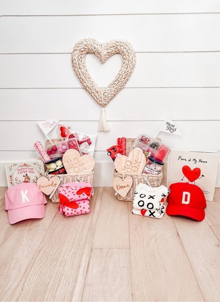 Valentines Content, Kids Valentines Day Gifts, Kids Valentine Baskets, Valentine's Day Baskets, Valentine Gifts For Boys, Kids Valentine Party, Pink 2023, Baskets For Kids, Kids Valentines Day