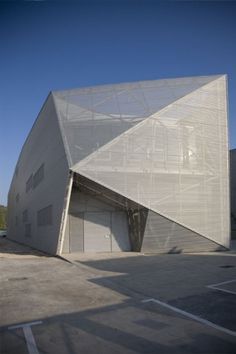 The Industrial Building for Diagonal 80 in San Agustín de Guadalix, Madrid by AMID (Cero9) Architects    faceted, second skin, mesh, industrial, shed Club Design Interior, Triangle Building, Building Skin, Origami Architecture, Renovation Architecture, University Architecture, Canopy Design, Structure Architecture, Building A Shed