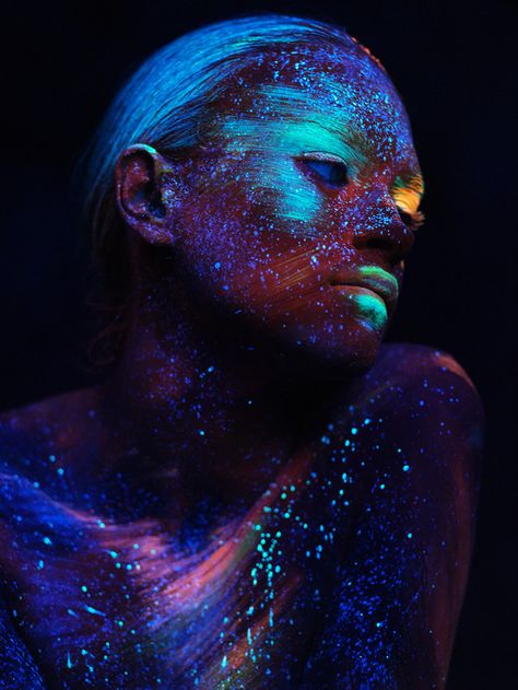 Behance :: Para ti Black Light Makeup, Uv Photography, Colour Gel Photography, Uv Makeup, Futuristic Makeup, Light Painting Photography, Genius Hour, Neon Photography, Body Art Photography