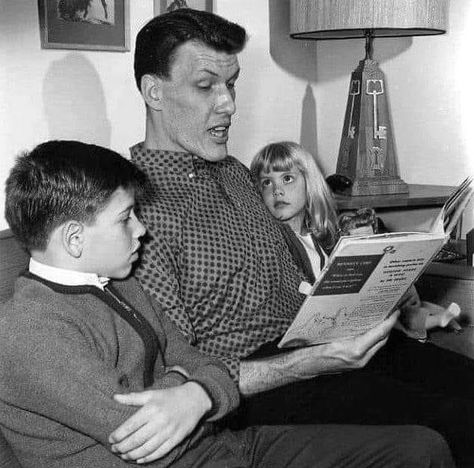 “Lurch” Ted Cassidy in 1965 reading to his kids Sean and Cameron. The story was “Horton Hears a Who” written by Dr. Seuss published in 1954 by Random House - The History Of American Television Addams Family Cartoon, Ted Cassidy, Addams Family Tv Show, Hot Weather Humor, Star Trek Characters, Adams Family, Old Time Radio, Family Tv, Star Trek Original