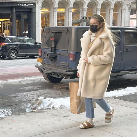 Fur Birkenstock Outfit, Fur Sandals Outfit, Teddy Birkenstock, How To Style A White Turtleneck, White Teddy Coat, Gizeh Birkenstock, Teddy Outfit, Sandals With Socks, Fur Outfit