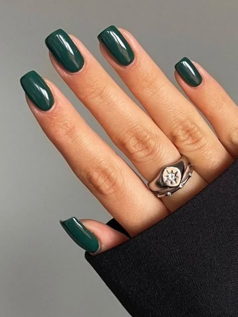 Emerald Colored Nails, Dark Green Emerald Nails, Emerald Green Acrylic Nails Square, Nails Inspiration Emerald Green, Emerald Nail Ideas Acrylic, Gel Nails Emerald Green, Emeril Green Nails, Dark Green Gel Manicure, Dark Hunter Green Nails