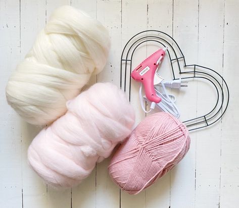 Yarn Heart Wreath, Wire Heart Wreath, Rope Wreath Diy, Heart Wreath Diy, Yarn Heart, Diy Valentines Day Wreath, Valentine Wreath Diy, Diy Valentine's Day Decorations, Easter Wreath Diy