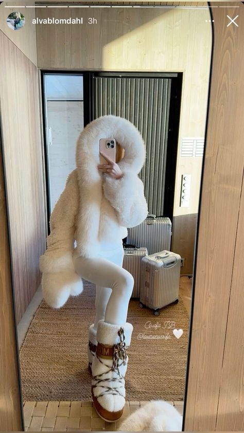 Courchevel Outfit, Snow Outfit Inspo, Mode Au Ski, Ski Outfit For Women, Ski Trip Outfit, Apres Ski Outfits, Ski Aesthetic, Fur Snow Boots, Ski Outfit