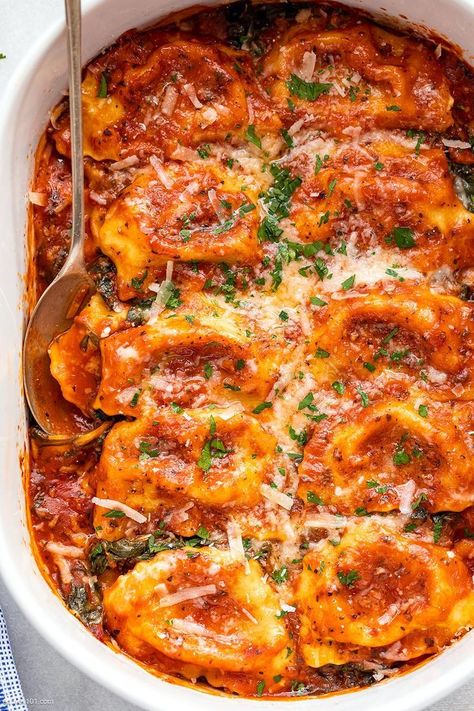 Easy Tomato Spinach Ravioli Bake – This quick, healthy easy and cheap dinner recipe makes an excellent main dish, perfect for a family. CLICK HERE to Get the Recipe Ravioli Bake Recipe, Baked Ravioli Recipe, Spinach Ravioli, Ravioli Bake, Tomato Spinach, Ravioli Recipe, Baked Dinner, Cheap Dinner Recipes, Cheap Dinners