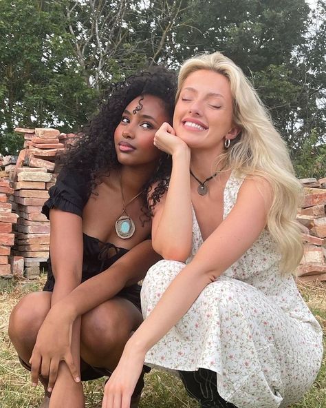 Stevie Shay, Lauren Roberts, Young Forever, Black Femininity, Best Friends Aesthetic, Cute Friend Photos, The Windy City, Friend Poses, Best Friend Goals