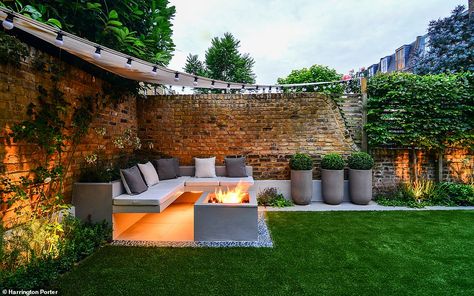 GARDEN, LONDON: This stunning family garden in Clapham, south London, features a stylish floating corner seating area complete with one of 2020's must-have accessories: a fire pit. The Harrington Porter-designed garden also boasts a large al fresco dining area and a closed-off children's play area complete with rock climbing wall. The project cost £25,000-50,000 Built In Garden Seating, Garden Sitting Areas, Garden Seating Area, Contemporary Garden Design, Candle Obsession, Back Garden Design, Backyard Seating, Gardens Design, Garden Wallpaper