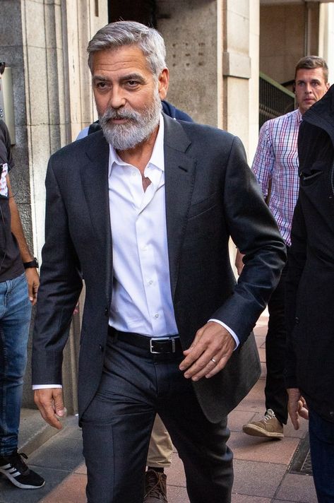 George Clooney Style, Barba Hipster, Older Men Haircuts, Beard And Mustache Styles, Older Mens Hairstyles, Older Mens Fashion, Black Beard, Mens Hairstyles With Beard, Grey Hair Men