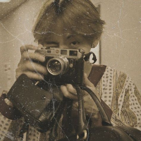 Taehyung Camera, Taekook Vintage, Captain Jeon, Taehyung Vintage, V Bta, Fotografi Vintage, Vintage Icons, Somebody To Love, Kpop Drawings