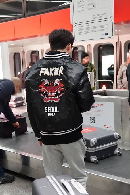 lee sang hyeok "Faker". T1 jacket. League of legends. Demon King. Skt Faker, Faker T1, Sk Telecom, Lee Sang, Lee Sung, Kpop Entertainment, Demon King, Baby Bunnies, League Of Legends