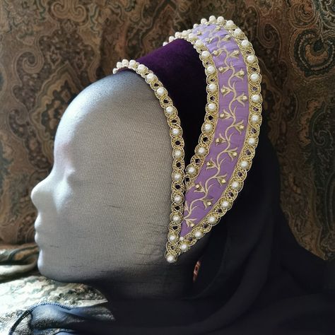 Medieval Crowns, Midevil Headwear, Medieval Headdress, Tudor Headpiece Diy, Elf Hairstyles, Tudor Headpiece, Purple Tudor Dress, Medieval Hats, Tudor Dress