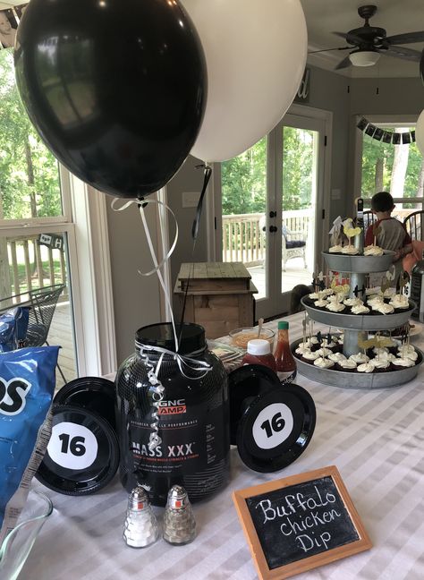 Weightlifting Party Theme, Gym Opening Party, Fitness Party Theme, Fitness Party Theme Decorations, Gym Cake, Grad Party Theme, Graduation Treats, Black And White Balloons, Diy Gifts For Him