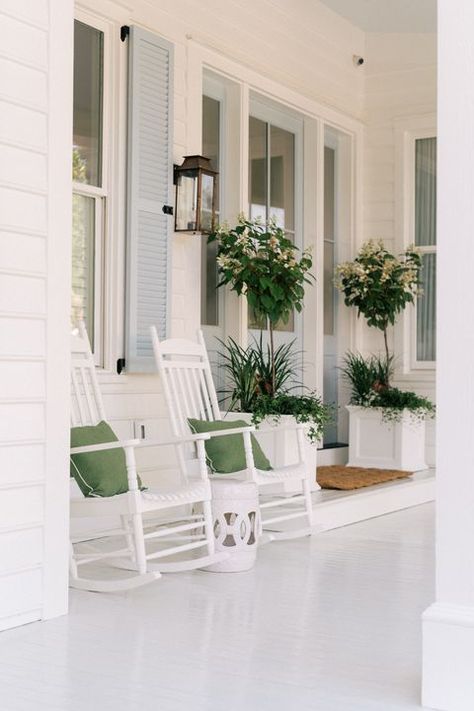 Coastal Front Porch Ideas Exterior, Beautiful Porches, Seasonal Plants, White Rocking Chairs, Porch Kits, Pergola Diy, Front Porch Makeover, Southern Porches, Building A Porch