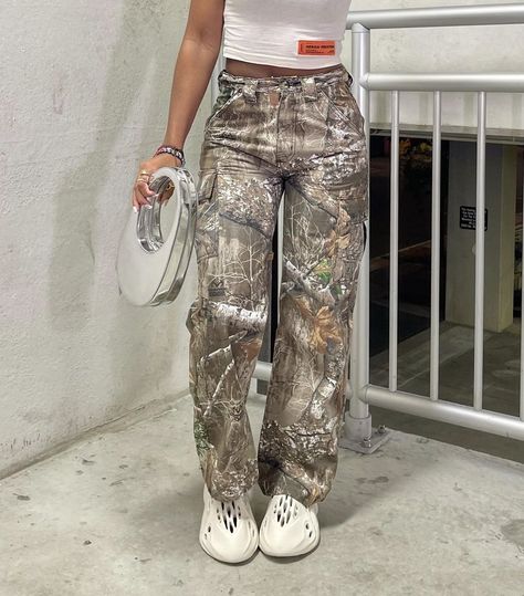 Hunting Camo Pants Outfit, Camp Pants, Camo Cargo Pants Outfit Street Style, Camo Girl Outfits, Camp Pants Outfit, Womens Camo Pants, Camo Pants Outfit, Printed Pants Outfits, Hunting Pants