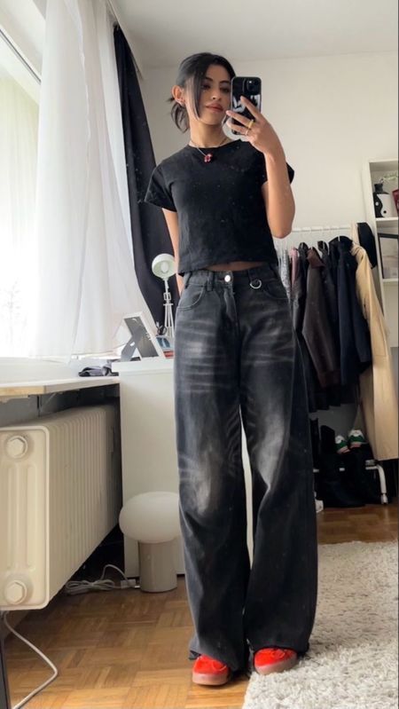 Edgy 90s Aesthetic, Outfit Inspo Y2k Baddie, Loose Belt Outfit, Black Jeans Aesthetic, Bloquette Core Outfit, Black Jeans Outfit Aesthetic, Black White Outfit, Downtown Outfits, Black Jeans Outfit