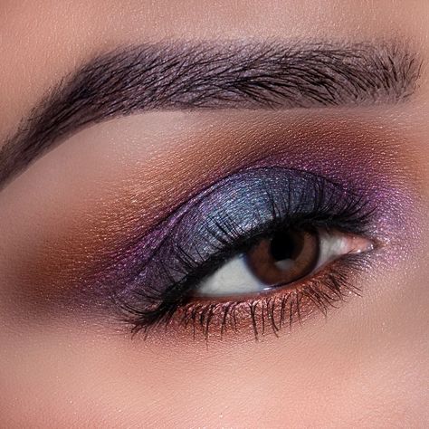 OBSESSED is an understatement💙💜! We can’t get enough of this eye look @ElyMarino created with our NEW Visionaire Palette.  Get the look:… Kylie Eyeshadow Palette, Fall Eyeshadow Looks, Peach Eyeshadow, Makeup Ads, Formal Makeup, Fall Makeup Looks, Palette Color, Lower Lashes, Eye Look