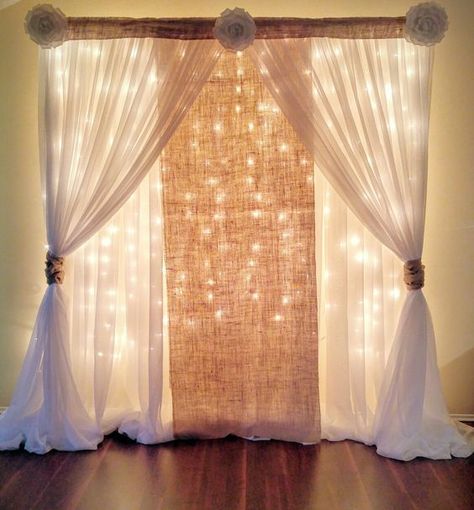 Burlap Backdrop, Curtain Backdrop, Diy Wedding Backdrop, Curtain Backdrops, Light Backdrop, Wedding Backdrop Decorations, Backdrop Ideas, Burlap Wedding, Diy Backdrop