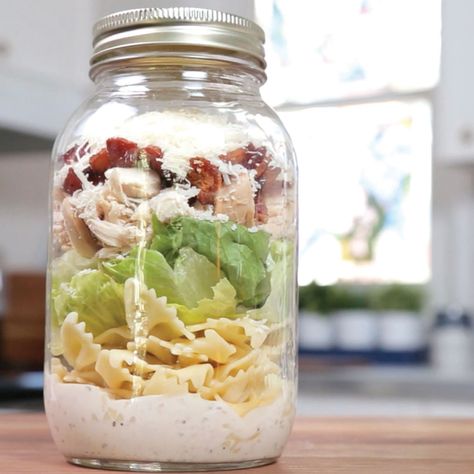 Mason Jar Pasta, Pasta Lunches, Mason Jar Meal Prep, Ceasar Dressing, Mason Jar Lunch, Domestic Geek, Salad Jar Recipe, Chicken Caesar Pasta Salad, Mason Jar Salad Recipes