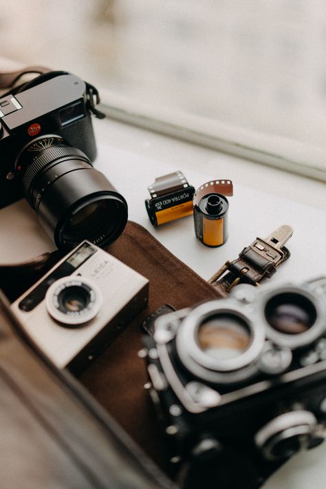 Camera Flatlay, A24 Stills, Pictures Of Cameras, Camera Lover, Medium Format Photography, Leica Photography, Film Camera Photography, Elopement Weddings, Hipster Wedding