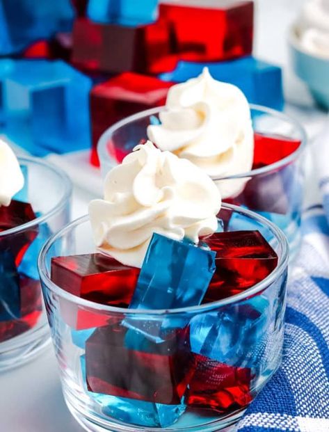 Make these fun Patriotic Jello Jigglers recipe, very easy to make and firm to the touch, perfect for the holiday parties! Jello Jigglers Recipe, Patriotic Bundt Cake, Finger Jello, Jello Jigglers, Red Sangria Recipes, Cake Batter Dip, All Things Red, Layered Jello, Smoothie Popsicles