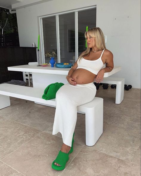 Tammy Hembrow Pregnant Outfit, Belly Out Pregnancy Outfit, Pregnant Sweatpants Outfit, Hot Maternity Outfits, Pregnant Outfits Aesthetic, Tammy Hembrow Pregnant, Pregnant Fall Outfits, Pregnancy Outfits Fall, Fall Pregnancy Outfits