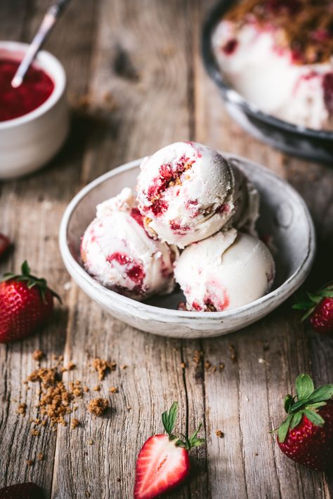 This vegan strawberry cheesecake ice cream has a tangy vanilla cheesecake ice cream base, a strawberry swirl and a buttery graham cracker topping. It's SO good and you need it in your life this summer! #strawberrycheesecakeicecream #veganicecream #vegandesserts #veganrecipes #vegandessert #icecreamrecipe #cashewicecream #veganstrawberryicecream #summerrecipes #foodstyling #icecreamphotography | crowdedkitchen.com تشيز كيك بالفراولة, Strawberry Shortbread, Strawberry Cheesecake Ice Cream, Strawberry Shortcake Ice Cream, Ice Cream Photography, Cheesecake Ice Cream, Frozen Yoghurt, Vegan Cream Cheese, Milk Shakes