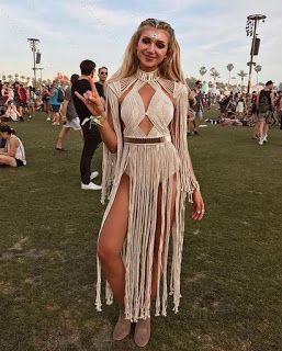 40 Coachella Looks To Copy For The Next Festival Styling Coachella Outfit Ideas Street Styles, Coachella Outfit Women, Coachella Outfit Ideas Bohemian, Coachella Outfit Boho, Themed Party Outfits, Summer Festival Outfits, Mode Coachella, Coachella Outfit Ideas, Best Coachella Outfits