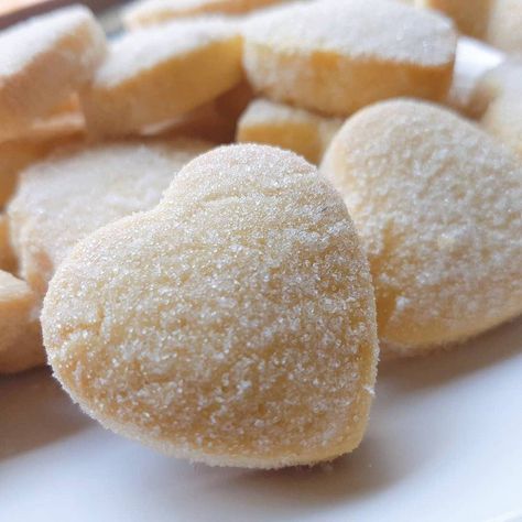 Sugar Biscuits recipe by Aqueelah Hadia Aata Biscuit Recipe, Yea Biscuit Recipe, Diwali Biscuits, Sugee Biscuits Recipe, Ajwain Cookies, Teabag Cookies, Digestive Biscuit Recipe, Sugar Biscuits Recipe, Khari-biscuits Recipe